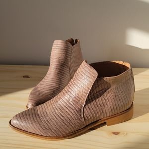 House of Harlow 1960 Chelsea leather boots. Never worn, genuine leather, size 6